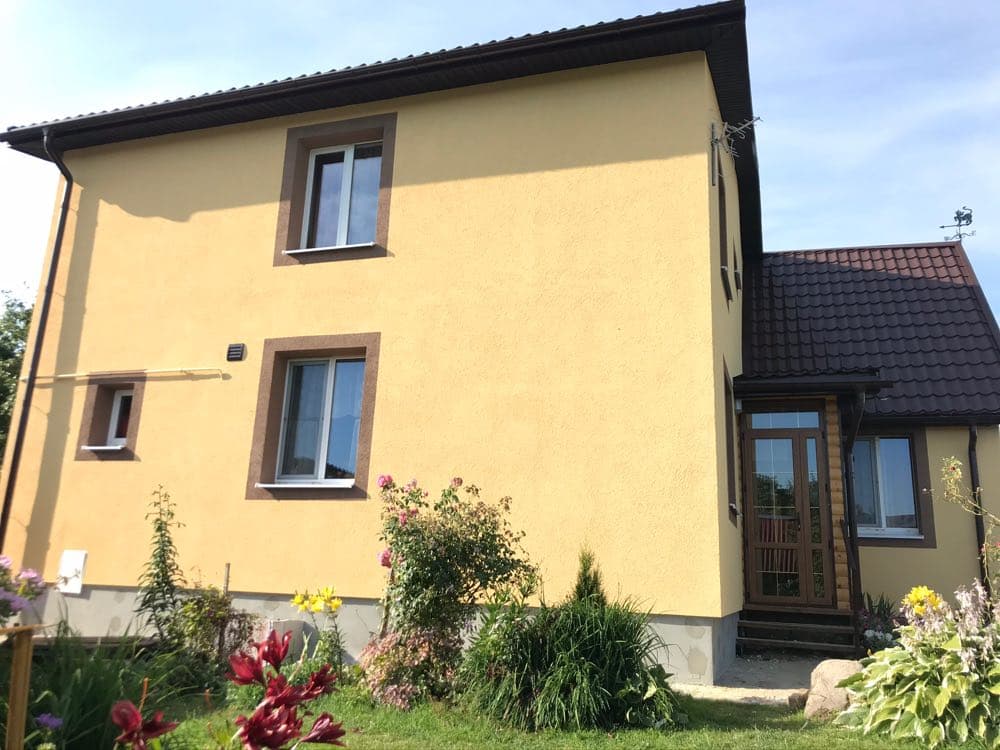 утепление фасадов зданий домой фасада отделка короед обрамление окон покраска в два цвета