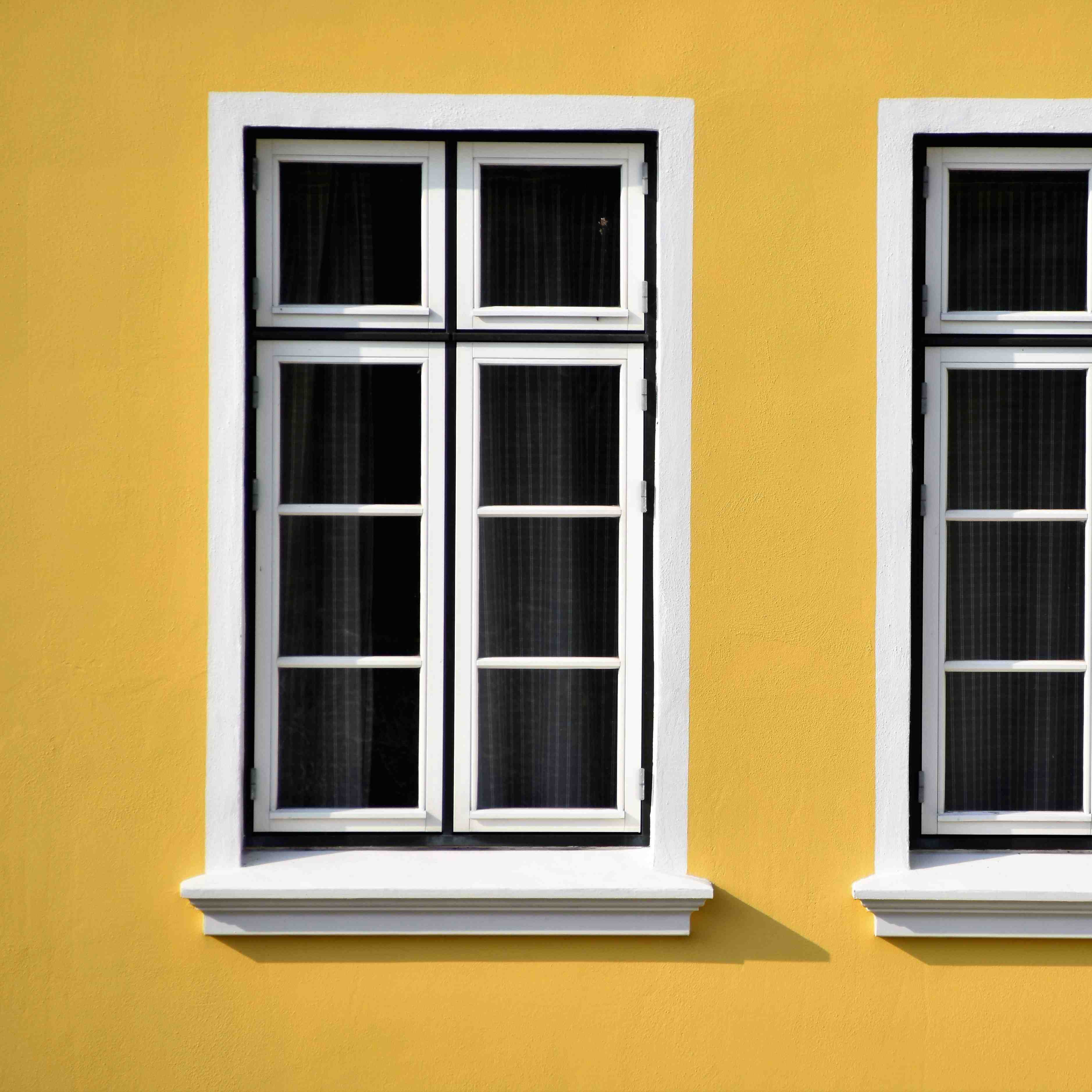 Утепление фасада решает следующие проблемы: образование трещин, проблема недостаточного тепла в помещении;